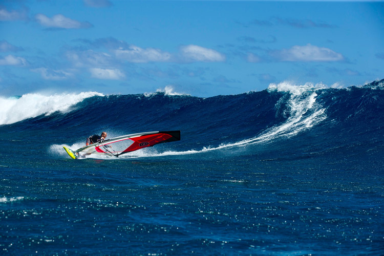 Charles Vandemeulebroucke: a bottom turn in Tahiti | Photo: Thouard