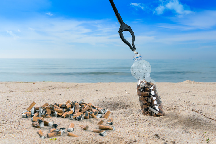 Beach: seaside towns spend millions to clean discarded cigarette butts from sand strips | Photo: Shutterstock