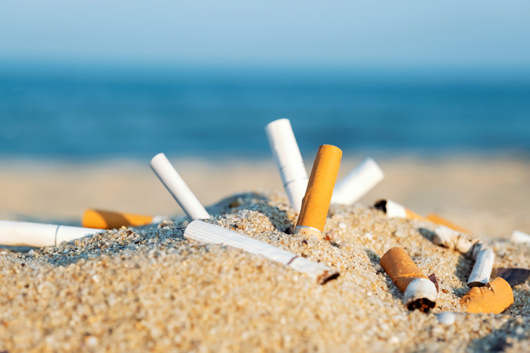 Cigarette butts: they contain thousands of chemicals harmful to beachgoers and marine life | Photo: Shuttterstock