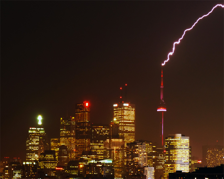 CN Tower, Toronto, Canada: the 1,815.3 feet tall building is struck by lightning around 75 times each year | Photo: Creative Commons