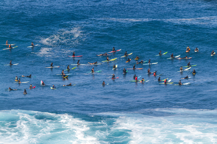 Lineup: would you rather surf more waves in empty spots or better waves in crowded peaks? | Photo: Shutterstock