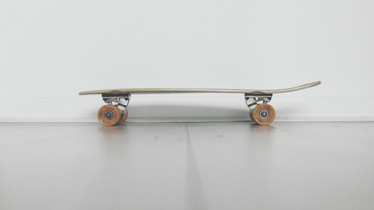 Cruiser skateboard: shorter than longboards and perfect for surf-style carving maneuvers | Photo: Bahati/Creative Commons