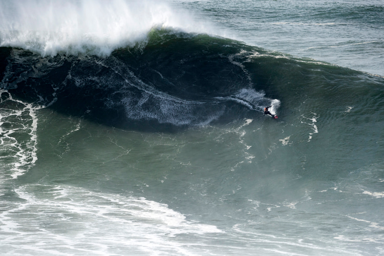 Nazaré: the underwater canyon increases and converges the swell | Photo: WSL