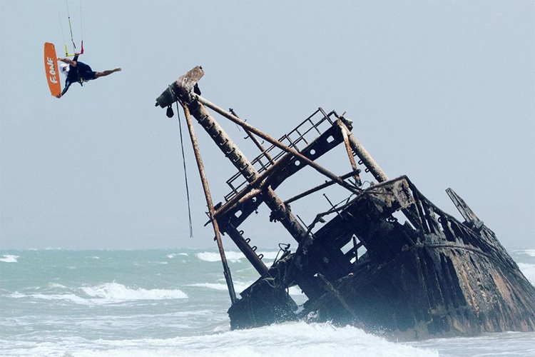 2019 Dakhla Downwind Challenge: Antoine Auriol double checks a shipwreck | Photo: Acuña