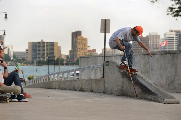 Dan Mancina: the blind skateboarder performs a frontside crooked in Detroit | Photo: Red Bull