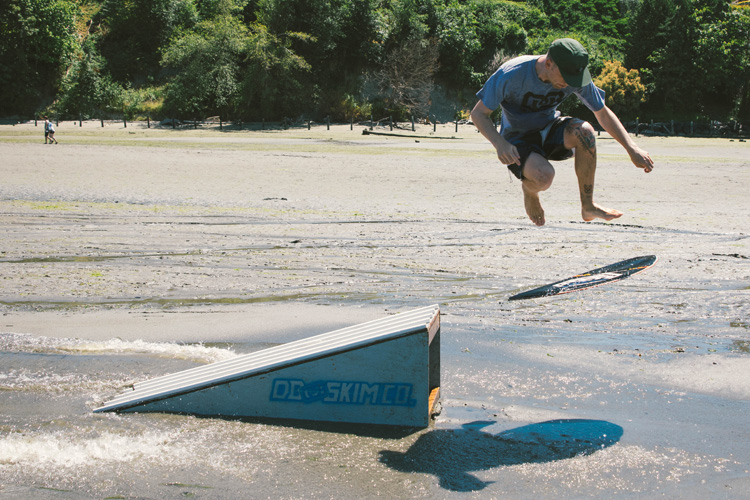 Daniel Prieß: he believes flatland skimboarding has nothing to do with surfing | Photo: Matt McDonald/Equal Motion