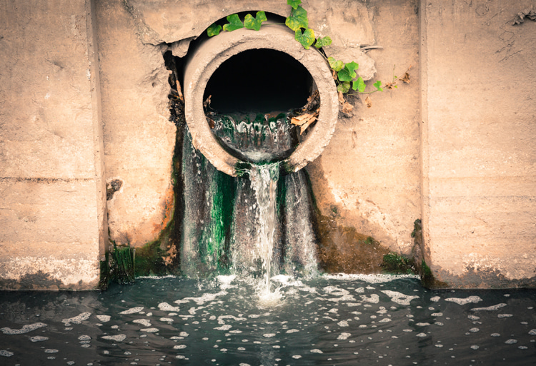 Wastewater: discharging untreated sewage into water bodies is a crime | Photo: Shutterstock