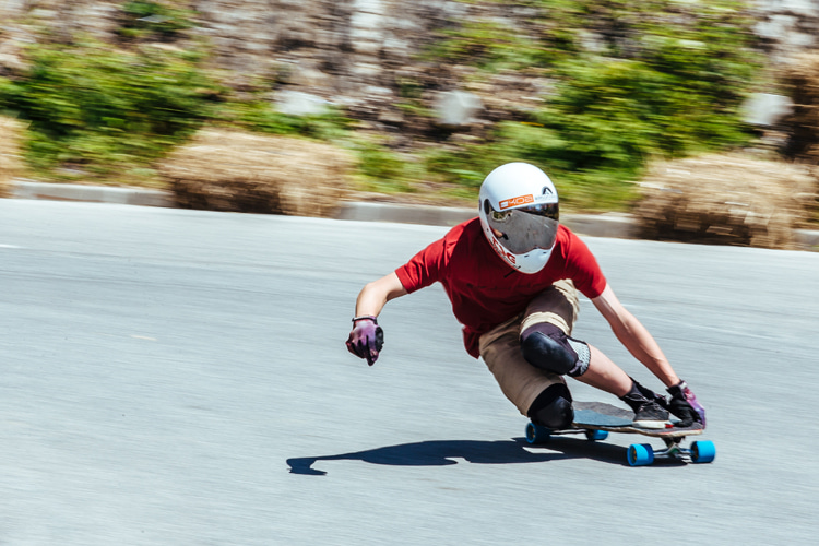 Downhill longboarding: sliding and safety depend on non-worn-out high-performance urethane wheels | Photo: Red Bull