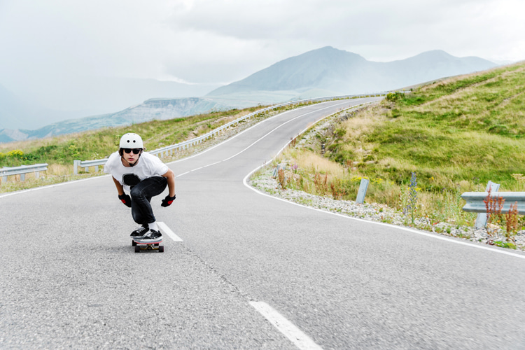 Longboard: the best type of skateboard for downhill riding | Photo: Shutterstock