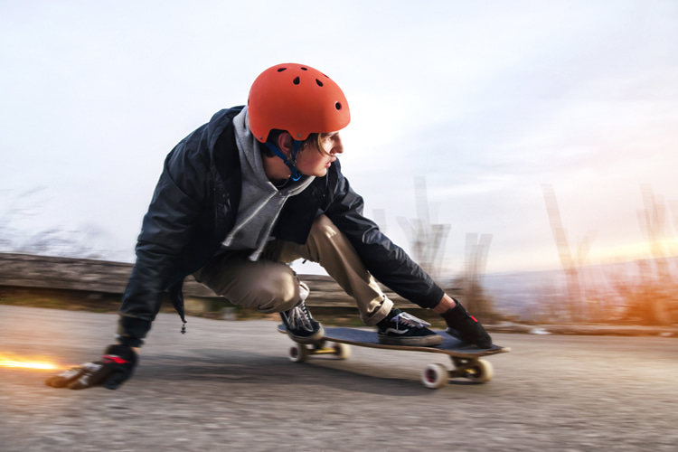 Downhill skateboarding: powerslides are a key technique for reducing speed | Photo: Shutterstock