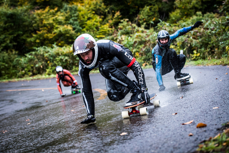 Downhill skateboarding: riders reach speeds of up to 70 miles per hour (112 kilometers per hour) | Photo: Red Bull