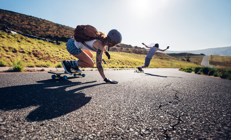 Downhill skateboarding: carving and turning is a fundamental skill | Photo: Shutterstock