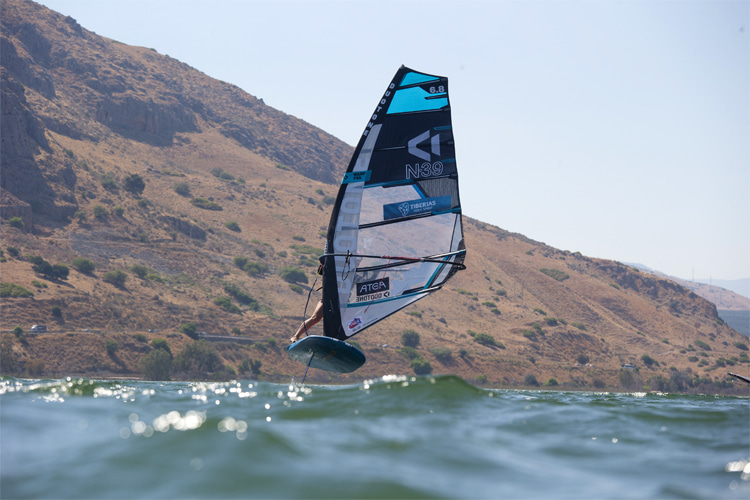 Sailing: downwind faster than the wind according to Newtonian physics and Galilean relativity | Photo: Carter/PWA