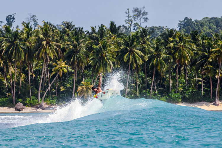 Surf boats: they have all the amenities and facilities you'll need to enjoy the experience | Photo: Red Bull
