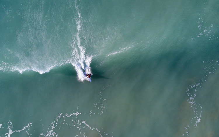 Surf's up: captivating aerial images of surfers captured by drone | Photo: Saito/Creative Commons