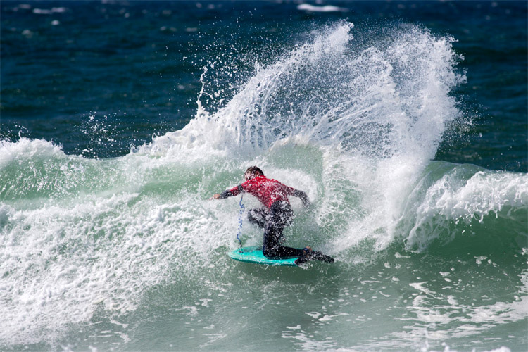Drop-knee bodyboarding: use your hands/arms to increase riding control | Photo: APB