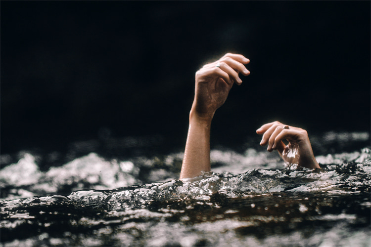 Drowning: a fatal or non-fatal process of respiratory impairment caused by submersion in a liquid environment | Photo: Blake Cheek/Creative Commons