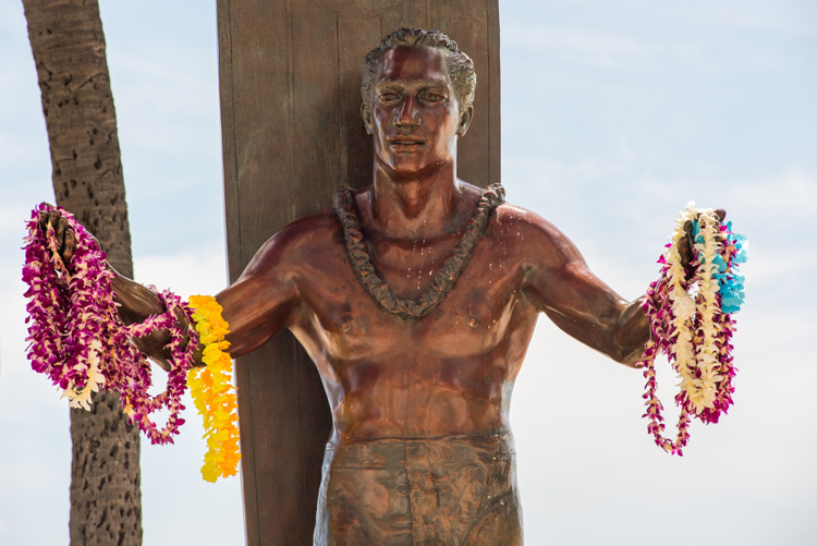 Duke Kahanamoku: the nine-foot bronze statue is installed in Honolulu, Hawaii | Photo: Shutterstock