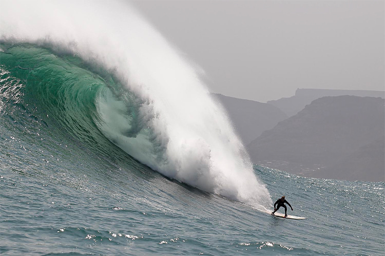 Dungeons: a monster wave that reminds us of Mavericks | Photo: Rebel Sessions