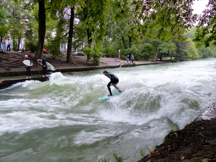 Eisbach River: a fast-flowing river wave that requires advanced surfing skills | Photo: R. Boed/Creative Commons