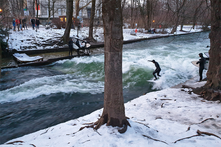 Eisbach River: water temperatures reach 34 °F (1.1 °C) during winter | Photo: Strubbl/Creative Commons