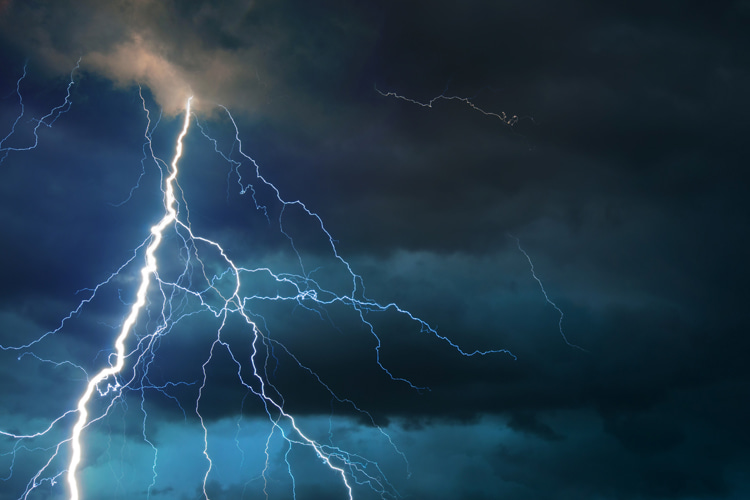 Lightning: it splits oxygen gas into separate atoms, and some of those can reform into ozone (O3) in the clouds | Photo: Shutterstock