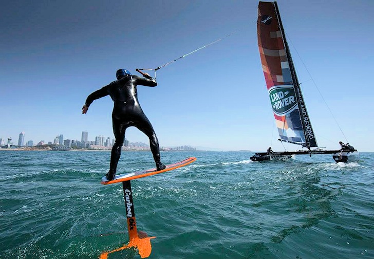 Foil kiteboarder and Land Rover Extreme 40: partners in speed