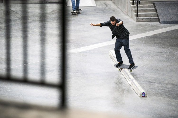 Backside feeble grind: ollie into the rail at a slight backside angle | Photo: Red Bull
