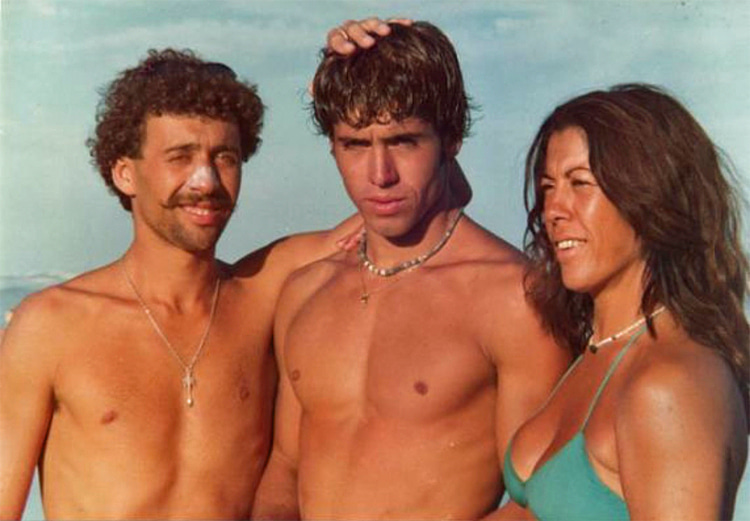 Fernando and Santiago Aguerre and Norma Mattalia: the founding members of Ala Moana Surf Shop, at Chapa, Mar del Plata, Argentina, in 1981 | Photo: ISA