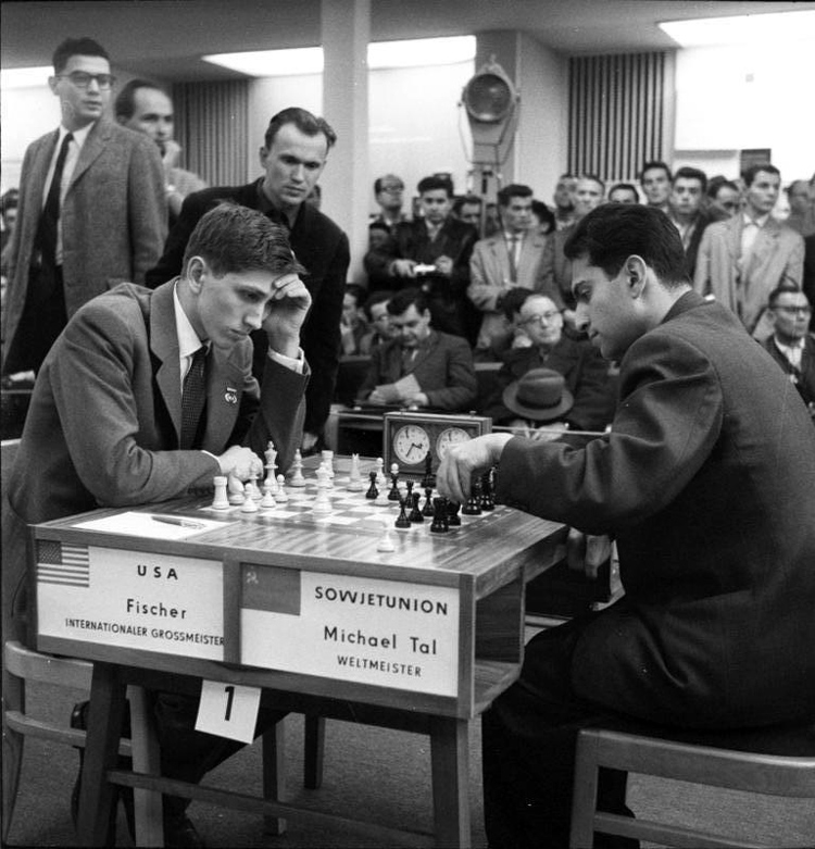 Chess: Bobby Fischer and Mikhail Tal play the 1960 Chess Olympiad final in Leipzig | Photo: Creative Commons