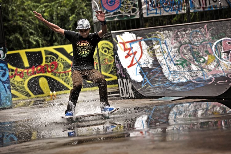 Flat-ground 360: a full-rotation spin performed by sliding the wheels of the skateboard | Photo: Red Bull
