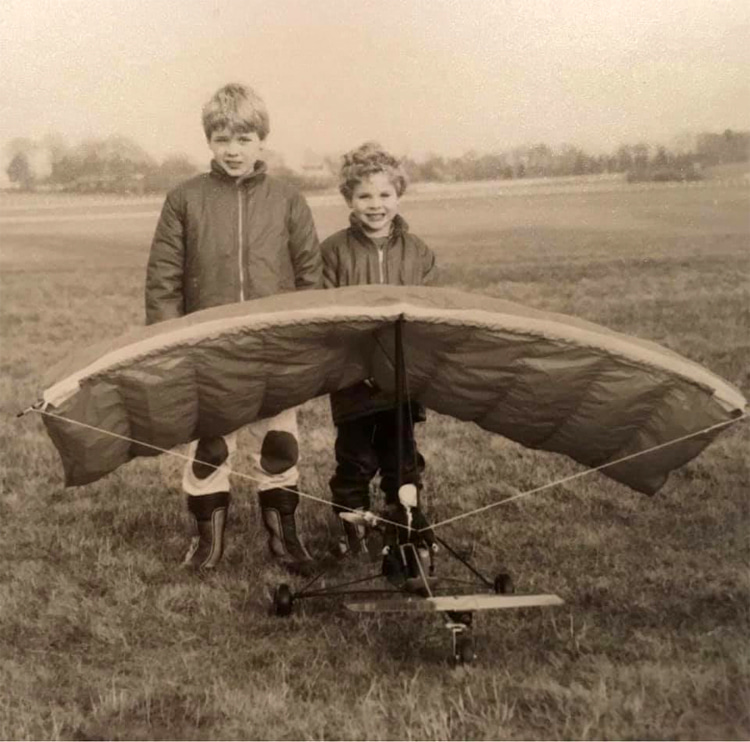 The Windbag (1983): Anthony Van Dort (right) with his brother Theo and their father’s flying machine | Photo: Flexifoil
