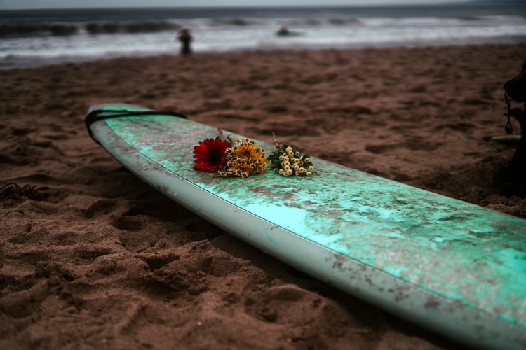 Paddle-outs: surfers carry flowers and leis on their surfboards to pay tribute to the fallen | Photo: Shutterstock
