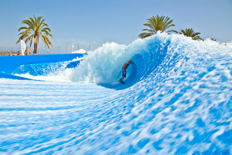 Wave machines: an artificial static wave that can be ridden almost endlessly | Photo: Flowrider