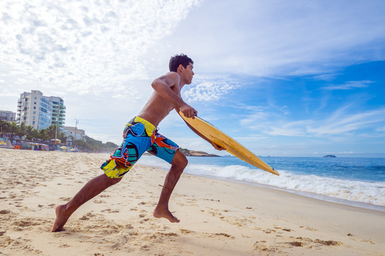 Skimboards: made of foam for waves, made of wood for flatland | Photo: Shutterstock