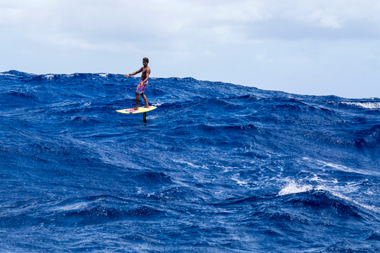 Foil surfing: the equipment allows you to ride unbroken, open wave swells | Photo: Red Bull
