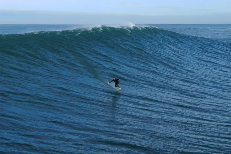Nazaré: Laird Hamilton and friends go foil surfing at Praia do Norte