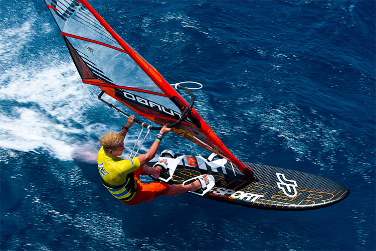 Footstraps: a critical accessory to plane faster in windsurfing | Photo: Indra/JP Australia