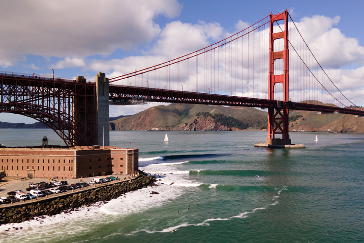 Fort Point, San Francisco: the novelty wave hides some dangerous hazards | Photo: Red Bull