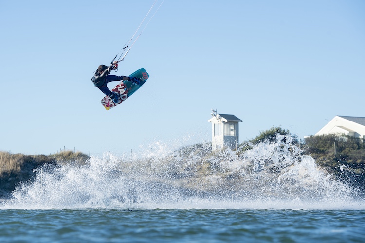 Kiteboarding: know the tricks and pull them | Photo: Craig Kolesky/Red Bull
