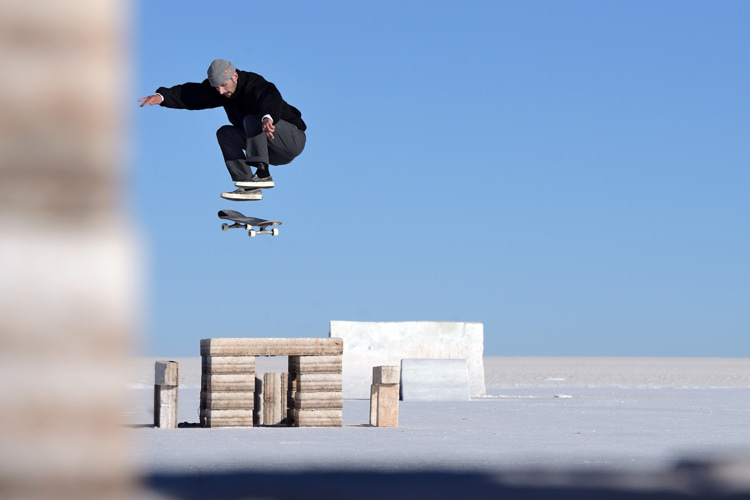 Pop shuvit: the trick is to make the board rotate 180 degrees and land rolling backward | Photo: Red Bull