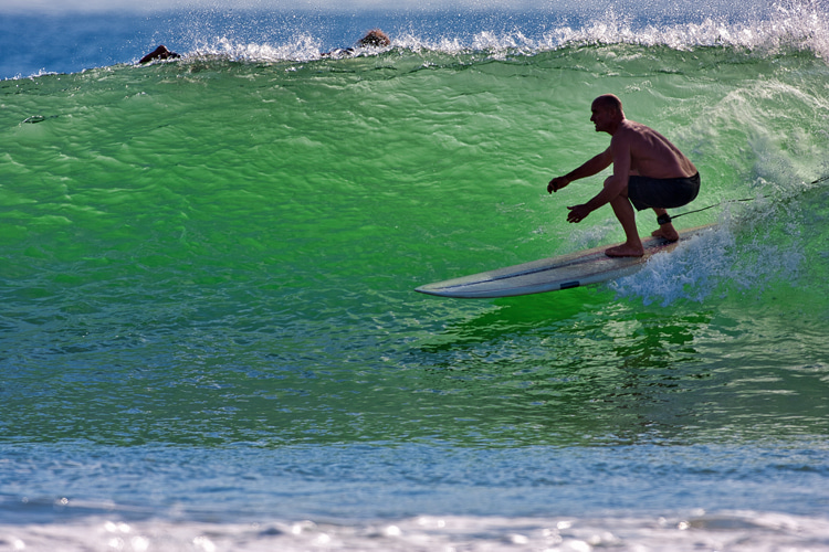 Funboard: the ideal type of surfboard for older surfers with less arm paddling power | Photo: Shutterstock