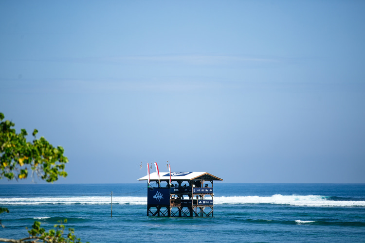 Speedies: the judge's tower installed over the reef at Speedies | Photo: Sloane/WSL