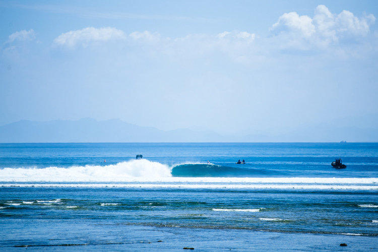 G-Land: a perfect and long barreling wave breaking in East Java | Photo: Sloane/WSL