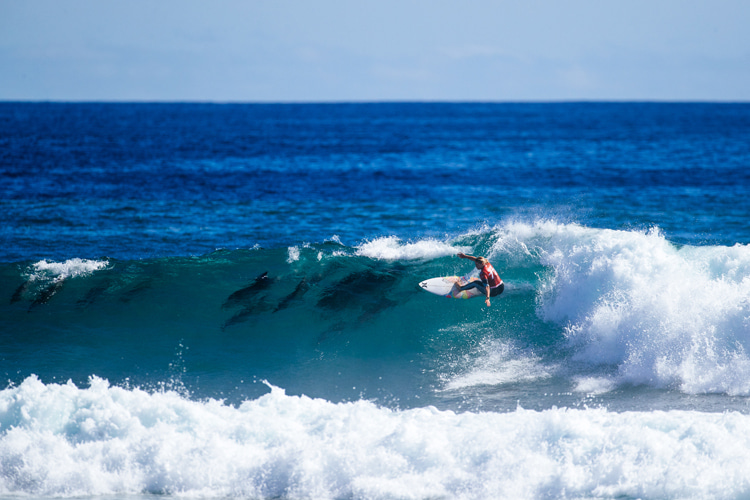 Gabriela Bryan: surfing with dolphins | Photo: WSL