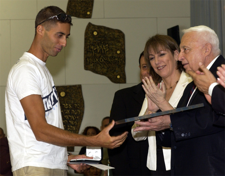 Gal Fridman: the 2004 Olympic gold winner receives a certificate from Prime Minister Ariel Sharon | Photo: Creative Commons