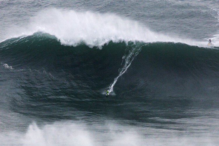 Garrett McNamara: riding a giant wave at Nazaré's Praia do Norte, in Portugal | Photo: Silva/Red Bull