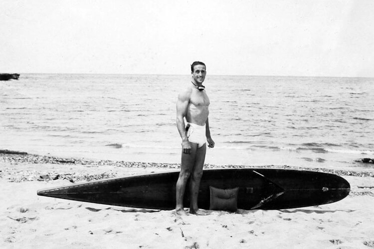 Gene 'Tarzan' Smith, 1940: on October 14, he paddled a surfboard from Oahu to Kauai in Hawaii | Photo: Creative Commons