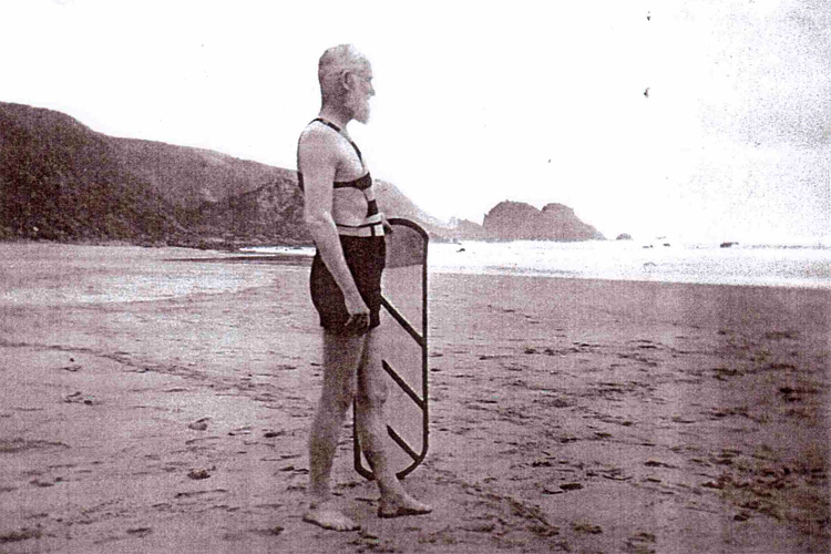 George Bernard Shaw, 1932: taking a look at the Noetzie Beach surf with his paipo board | Photo: Knysna Museums