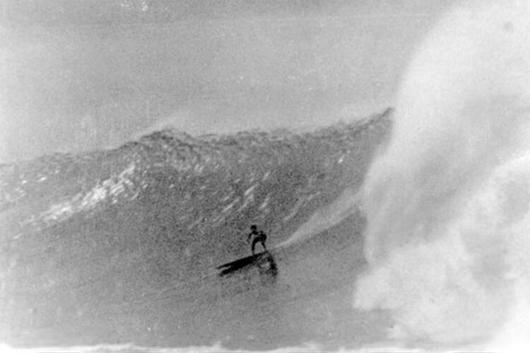 George Downing: riding a huge wave at Makaha | Photo: Walter Hoffman